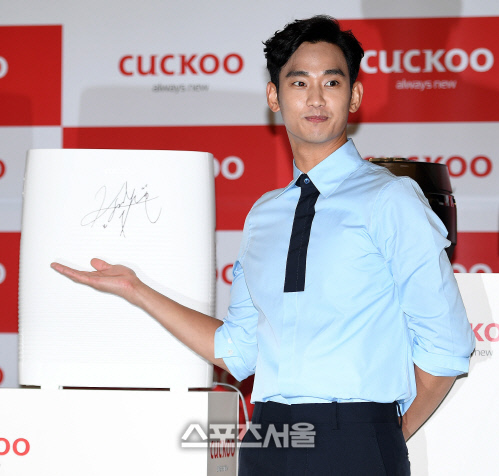 [SS포토]김수현, "사인도 멋지죠~"
