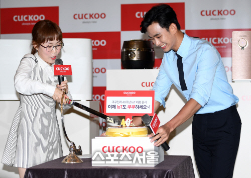 [SS포토]케익을 자르는 김수현, "먹고 싶죠~"