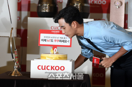 [SS포토]촛불을 끄는 김수현, "더욱 발전하세요~"