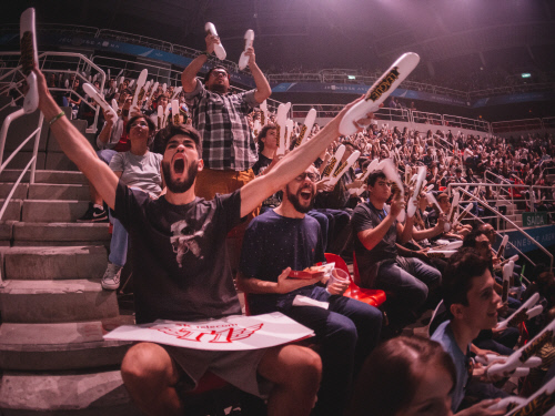 MSI 결승전 현장에서 열광하고 있는 관객들