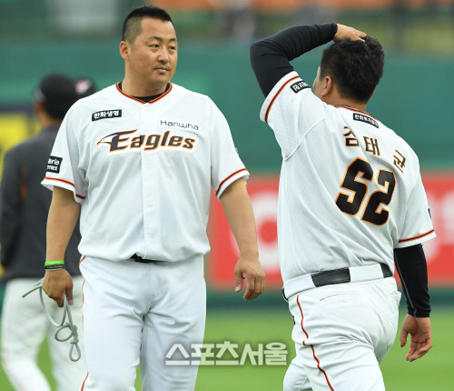 [SS포토] 한화 조인성-김태균, 감독님이 정말...?
