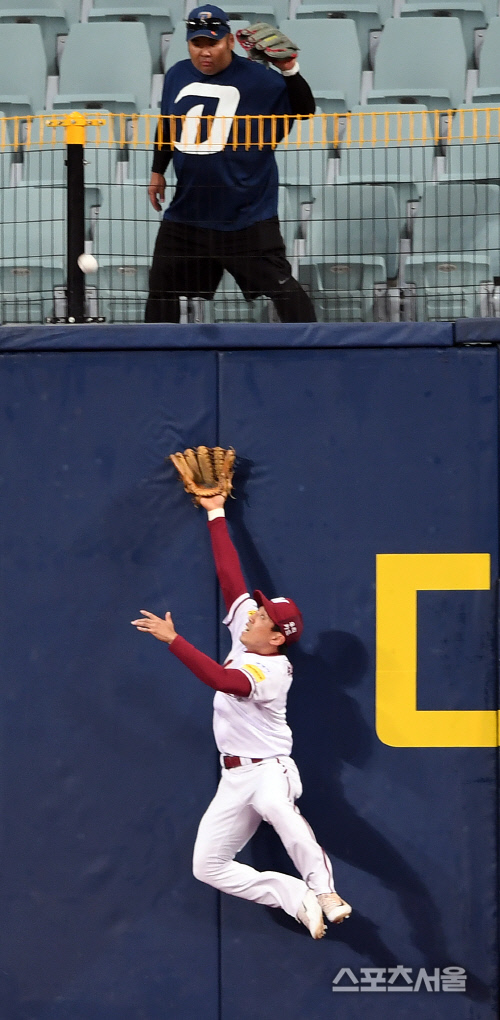 펜스와 충돌하는 박정음, 뭔가 좀 모자라는 느낌[SS포토]