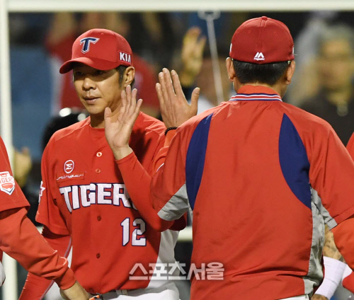 [SS포토] KIA 김기태 감독, 임창용...살짝 긴장했나?