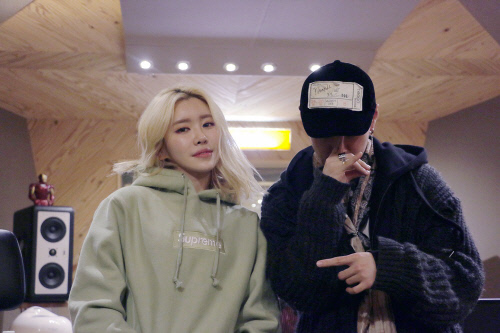 수란X딘 인증샷 공개...수란 첫 미니앨범 '워킹' 역대급 타이틀곡 예고