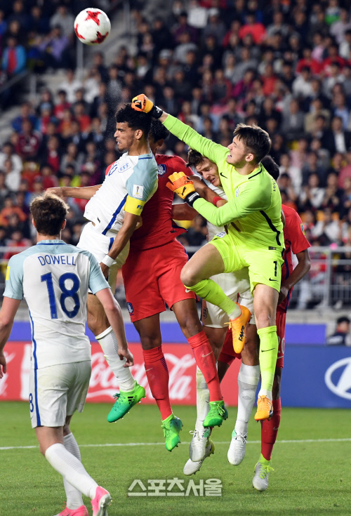 [SS포토]한국-잉글랜드, 공 쳐내는 잉글랜드 골키퍼