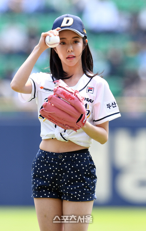 [SS포토]배우 레이의 시구, 모자부터 잘 쓰고!