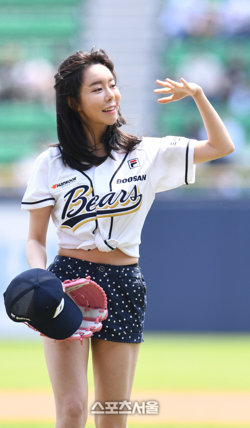 [SS포토]배우 레이, \'시구 잘 끝냈어요!\'