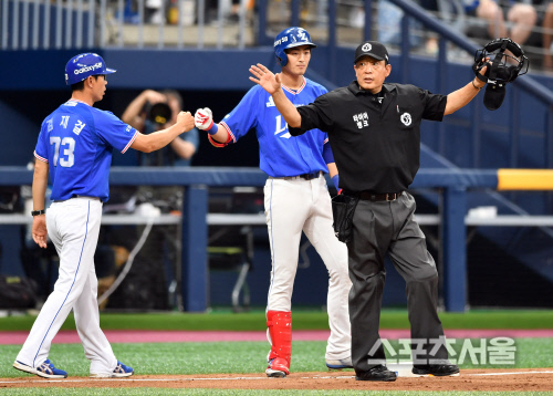 구자욱 3루타에 타임아웃 선언하는 이민호 주심[SS포토]