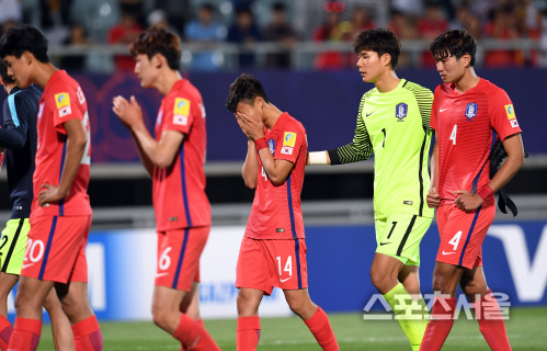 [SS포토]8강 진출 실패에 눈물 흘리는 백승호