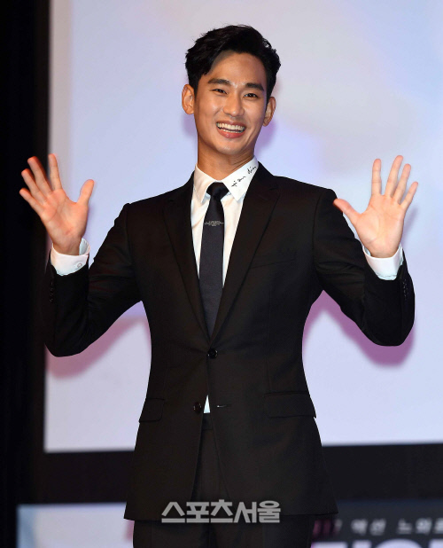 [SS포토]인사하는 김수현, "팬들은 언제나 최고에요~"