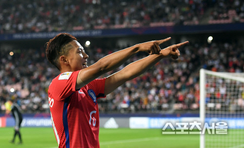 [SS포토]관중을 향해 골뒤풀이를 하는 이승우