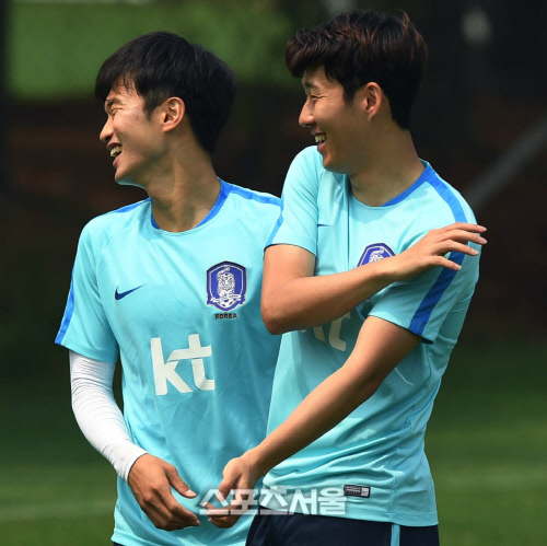 [SS포토] 손흥민, 김진수 따귀를 때리며... 박장대소~?