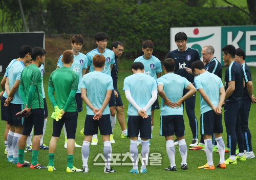 [SS포토] 축구대표팀의 파주 훈련, 이제는 형님들이 보여줄 때다!