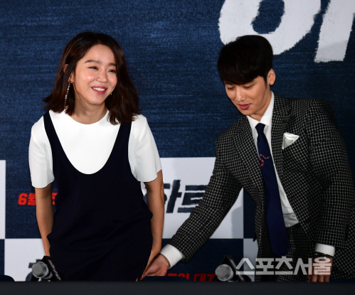 [SS포토] 신혜선 의자 빼주는 매너남 변요한