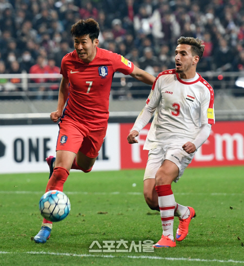 [SS포토]손흥민, \'헤딩슛이 땅으로...\'(한국-시리아)