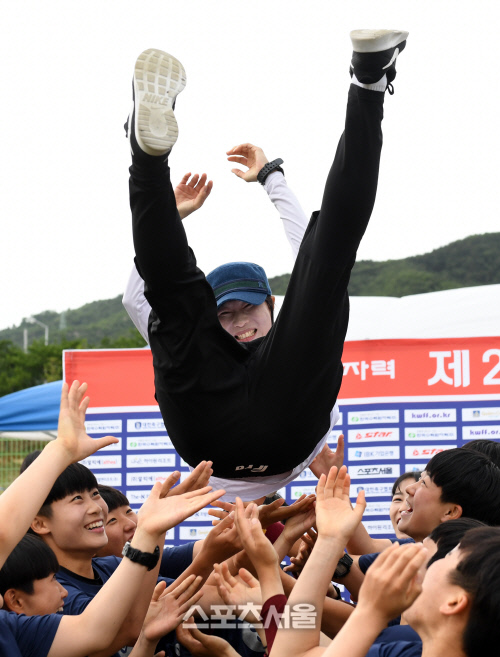 [SS포토]\'여왕기\' 우승 권무진 감독 헹가래, \'얘들아 살살...\'