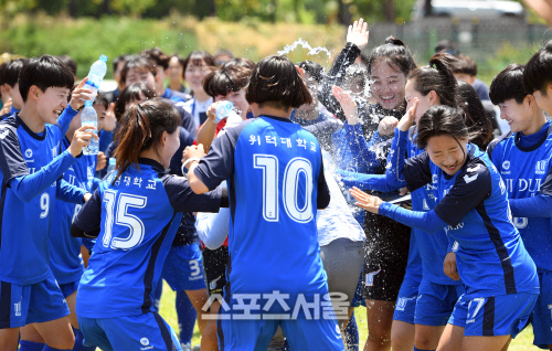 [SS포토]\'여왕기\' 위덕대 홍상현 감독을 향한 선수들의 시원한 축하