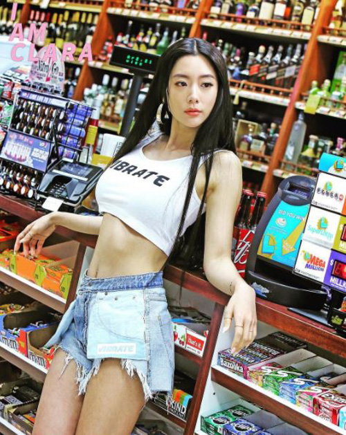 클라라, 바지 뒤집어 입었나? 독특한 패션 눈길