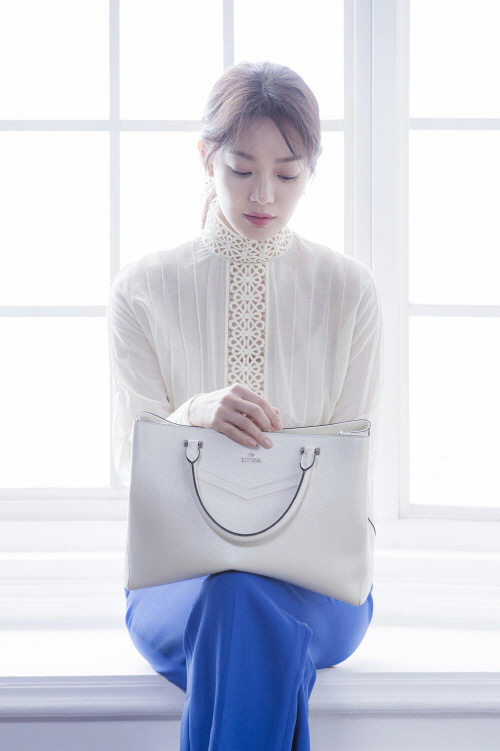 신민아, 어느 각도에도 빛나는 미모! 화보 비하인드 공개3