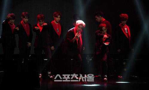 [SS포토]서서히 드러나는 NCT 127의 \'체리 밤\' 공연