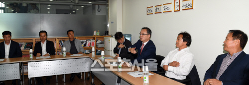 위원장내려논이용수기술위원회위원장\'시작할까요?\'[SS포토]