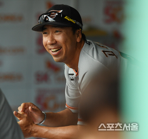 [SS포토] 한화 고동진 코치, 요즘 덕아웃 분위기 좋아요~!