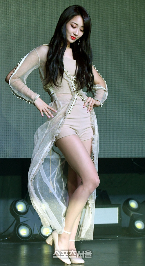 나인뮤지스 경리, 숨길 수 없는 각선미 뽑내며 무대등장