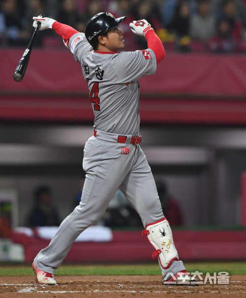 [SS포토] SK 최정, 시즌 첫 승 기대를 밝히는 역전 투런 홈런!