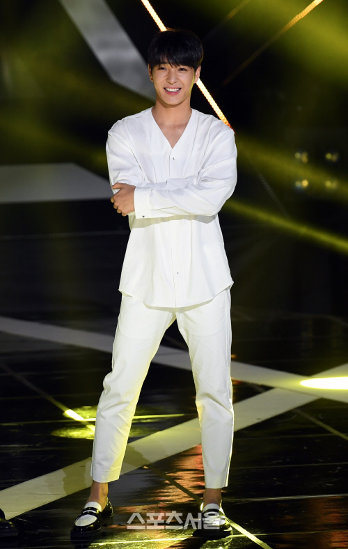 [SS포토]'더쇼' 무대에 오른 손연재의 남자 FT아일랜드 최종훈