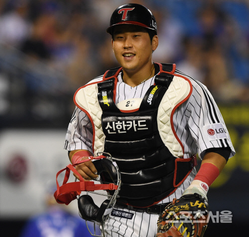 [SS포토] LG 유강남, 허프의 완투를 위해~!