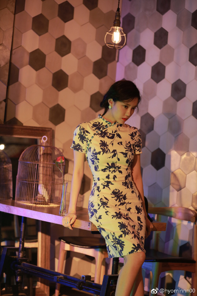 "치명적인 치파오" 효민, 남심 저격하는 완벽 S라인