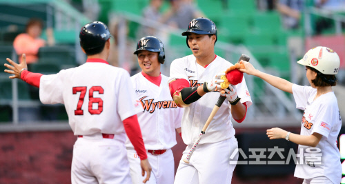 [SS포토] 스리러포 한동민 \'바쁘다 바빠\'