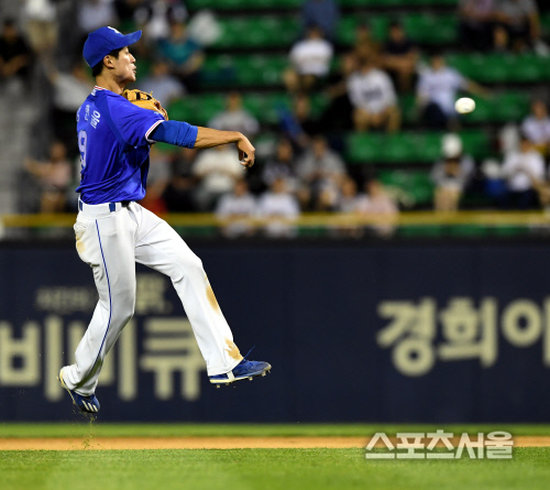 [SS포토] 삼성 강한울, 나비처럼 날아서~ 송구합니다?