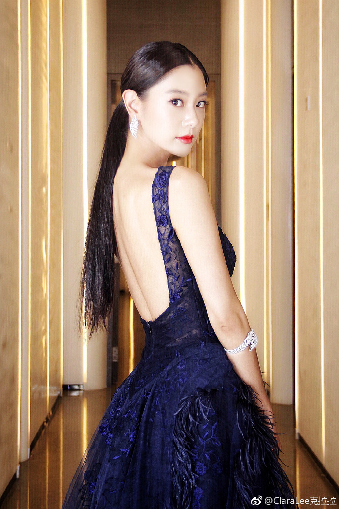 "과감한 백리스 드레스" 클라라, 늘씬한 뒤태 과시