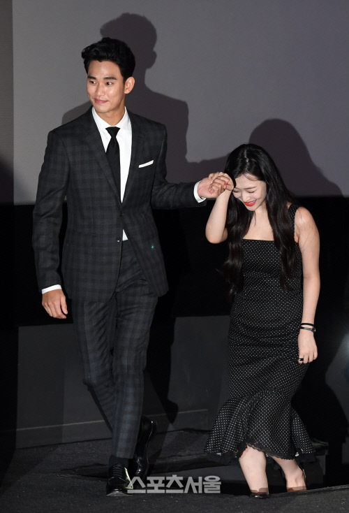 [현장스케치] 김수현, '리얼' 시사회서 설리 손 꼬옥 