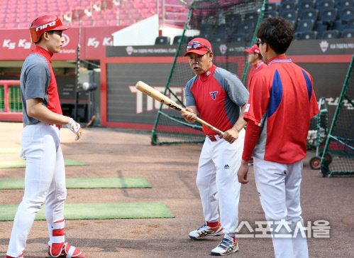 [SS포토] 코우조 코치, 김호령에 특별 과외