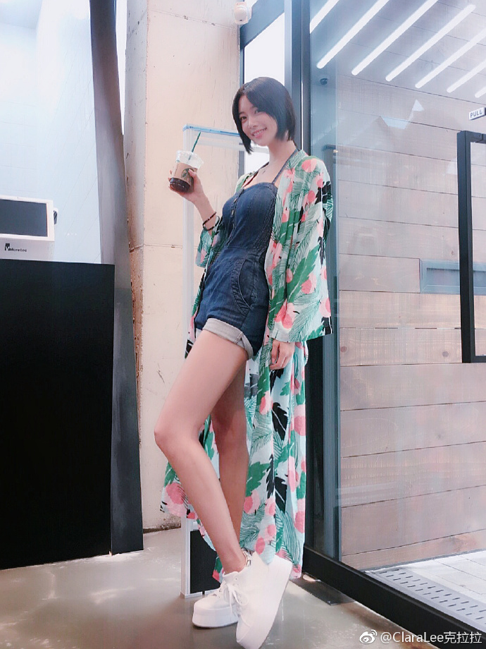 "무결점 각선미" 클라라, 시원한 서머룩으로 여름 분위기