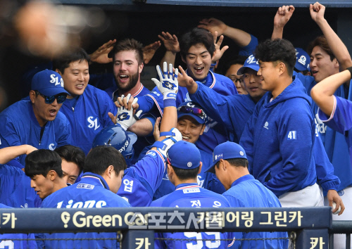 [SS포토]삼성 이승엽, 연장 10회초 승리를 이끄는 투런