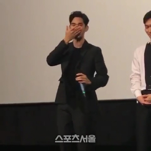 김수현 영화 '리얼' 무대인사 중 눈물