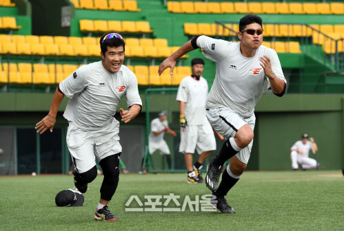 [SS포토]달리기 대결하는 한화 정근우와 최진행