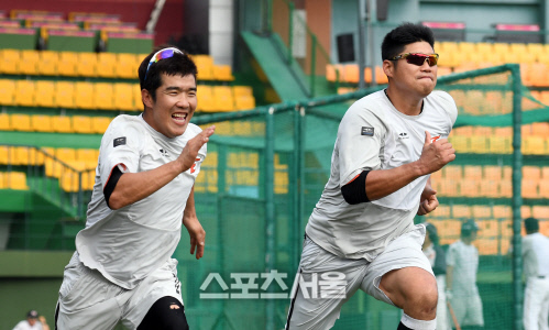 [SS포토]최진행과 달리기 대결 정근우, \'내가 질 수는 없지!\'