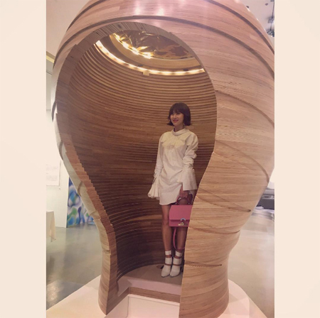 "단발도 러블리" 하지원, 카림 라시드 전시회서 더 어려진 미모