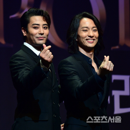 [SS포토] 이창섭-마이클리, \'나폴레옹\'의 손하트