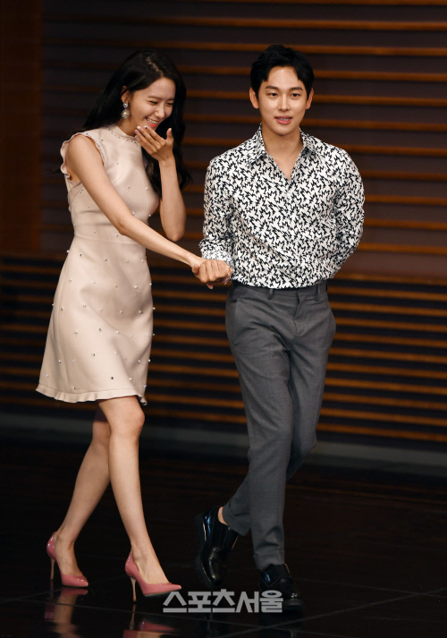 [SS포토]윤아 손 잡은 임시완, \'내가 에스코트 해줄게!\'