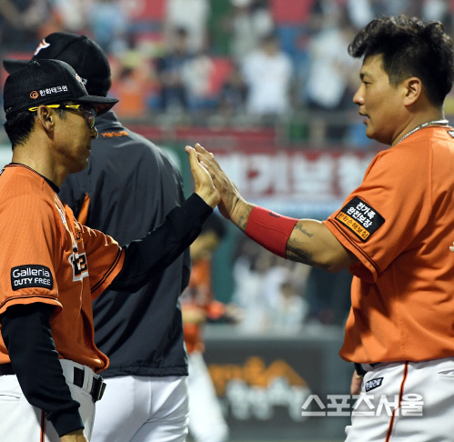 [SS포토] 한화 이상군 감독 대행, 시즌 9호 홈런...김태균 잘했어~!