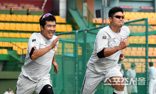 [SS포토]최진행과 달리기 대결 정근우, \'내가 질 수는 없지!\'