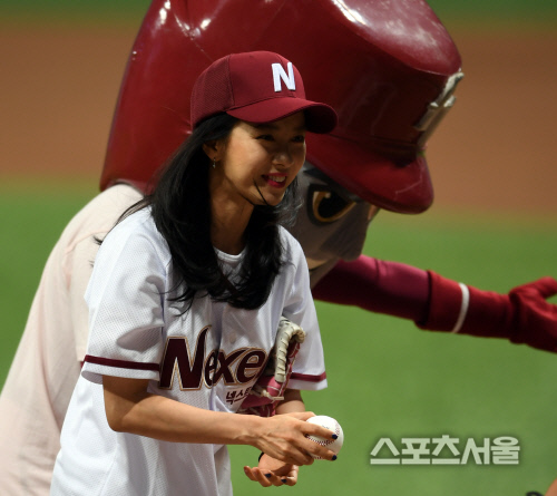 송지효'시구볼은 꼭 챙겨야죠![SS포토]