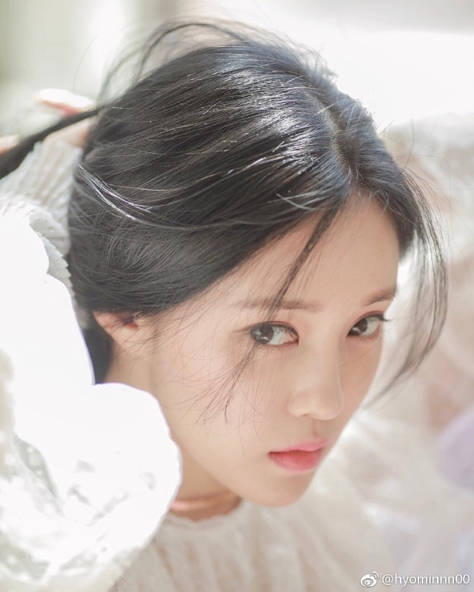 [★SNS] "치명적인 시스루 패션" 효민, 청순+섹시 오가는 매력