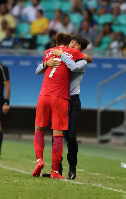 [SS포토]신태용감독과 포용하는 손흥민, 