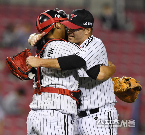 [SS포토] LG 허프와 조윤준, 이것이 남자들의 포옹이다!